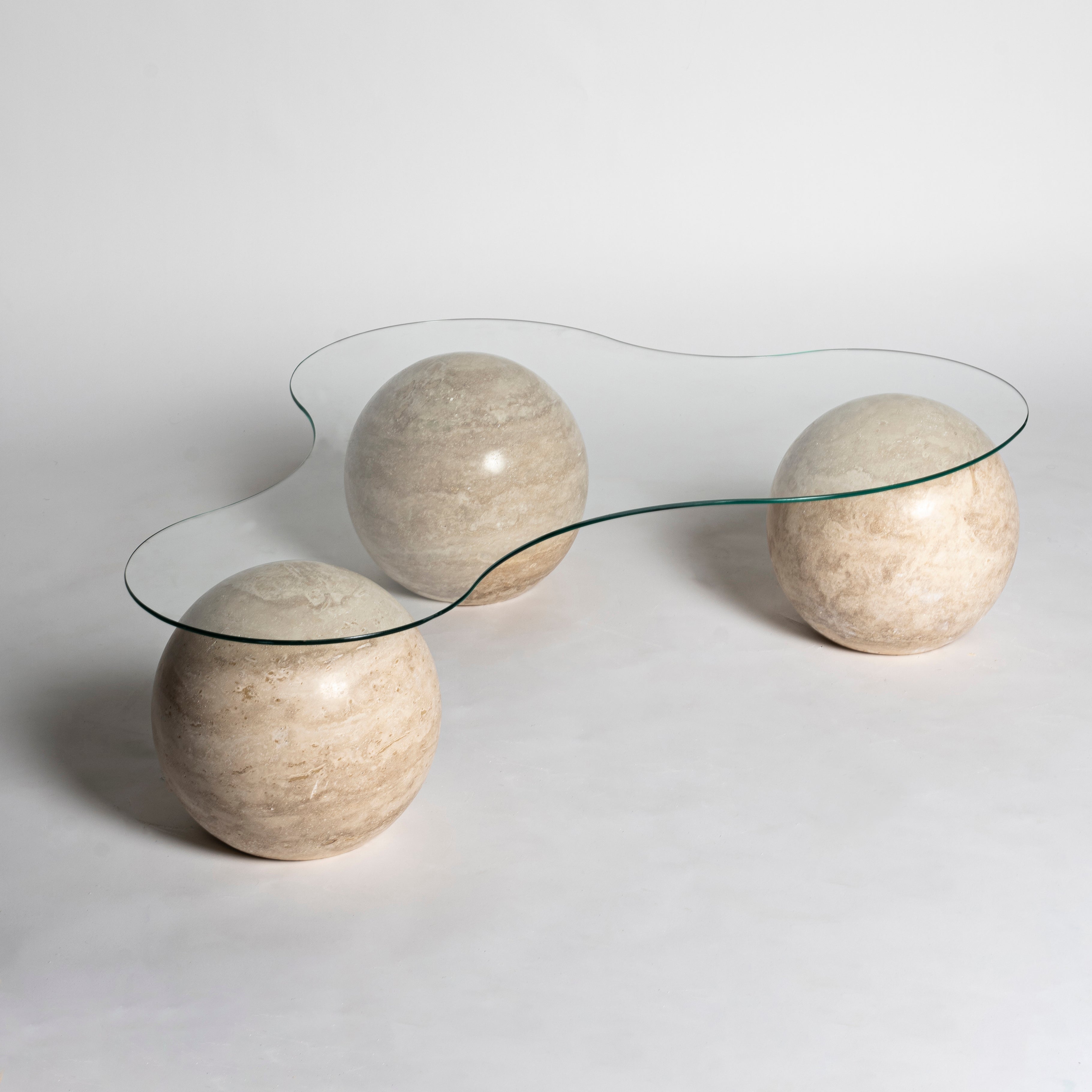 Traverten Orta Sehpa – Organik Form Cam Tabla ve Küre Ayaklar