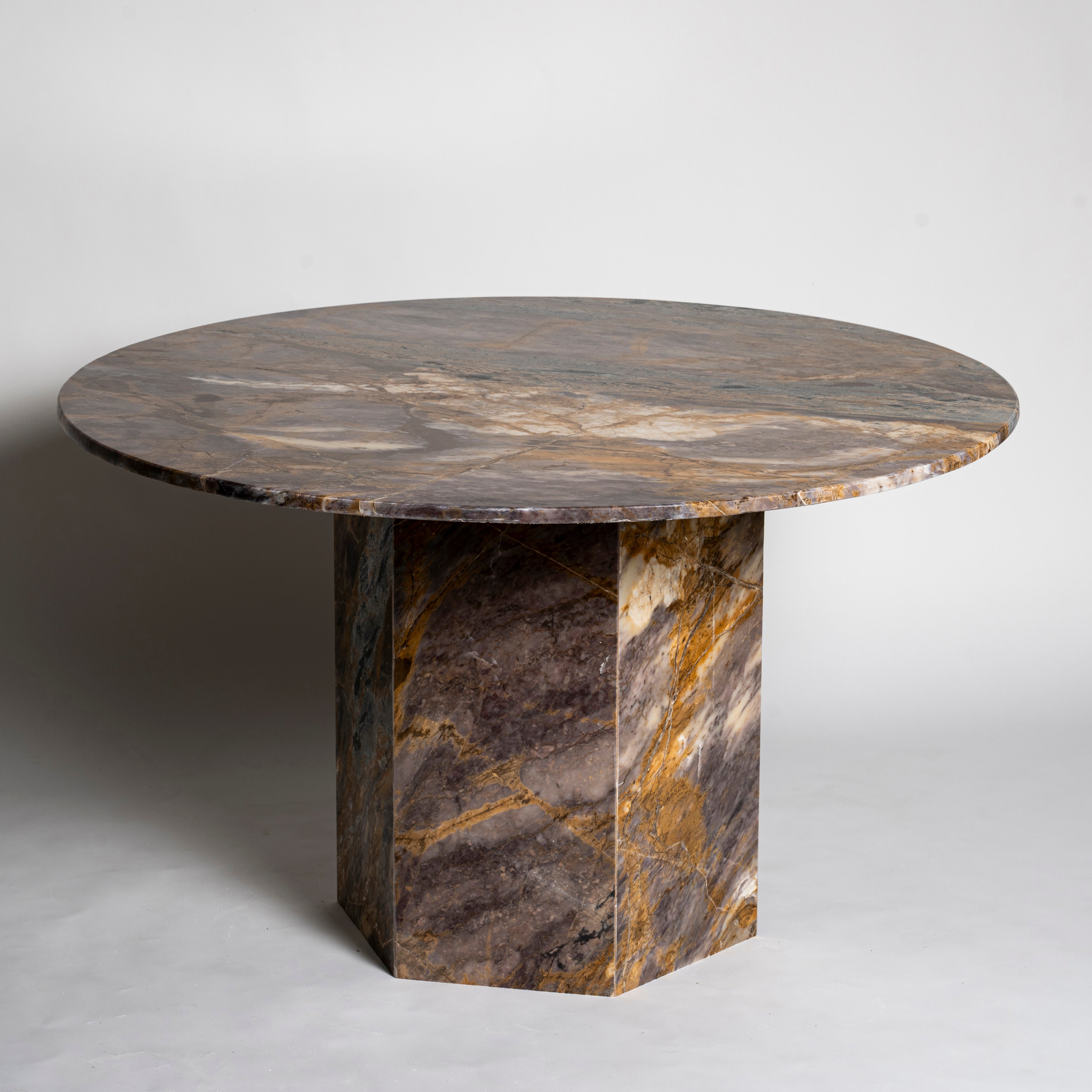 Yuvarlak Mermer Yemek Masası – Altıgen Ayaklı Lüks Tasarım