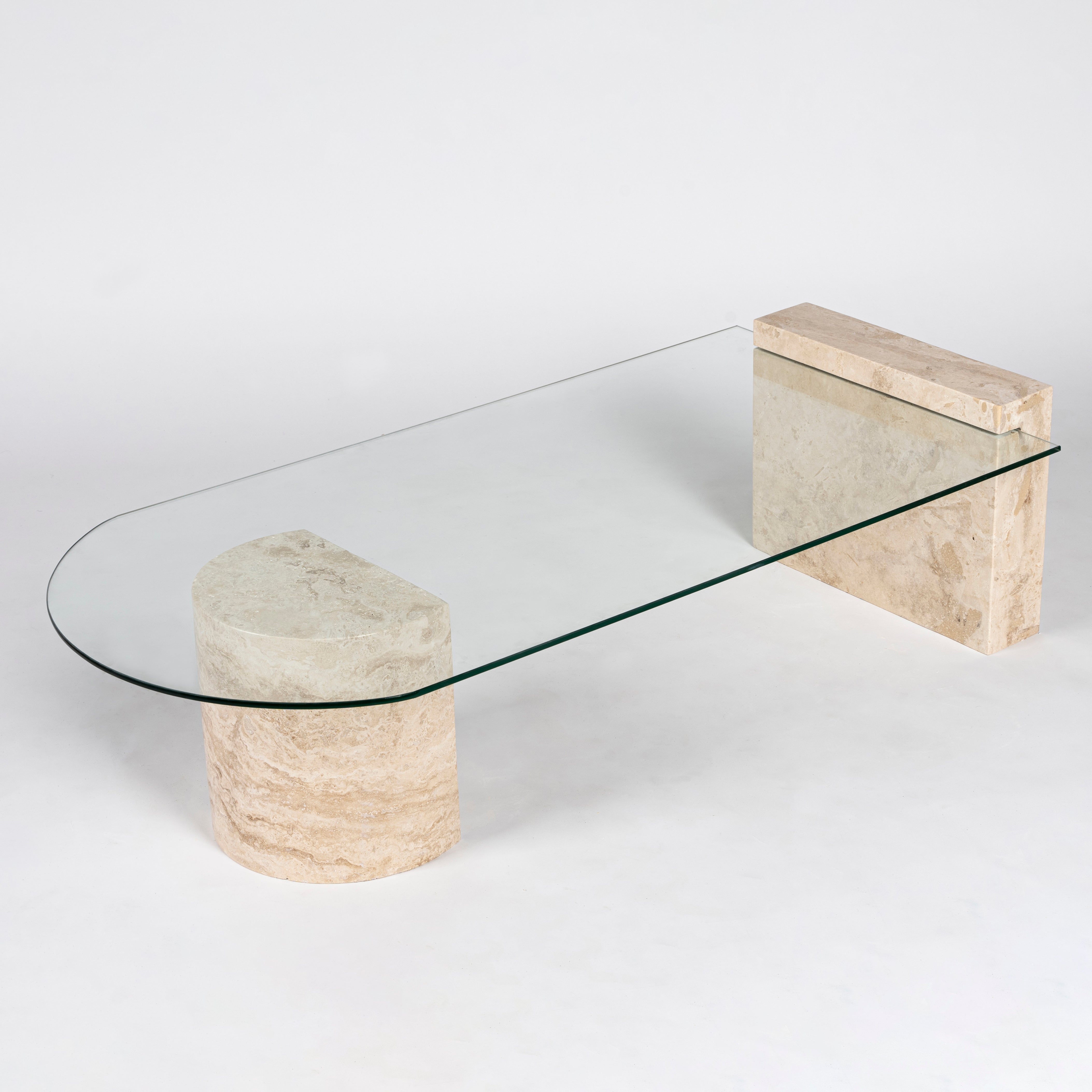 Doğal Traverten Orta Sehpa – Temperli Cam Üst Tablalı Modern Tasarım