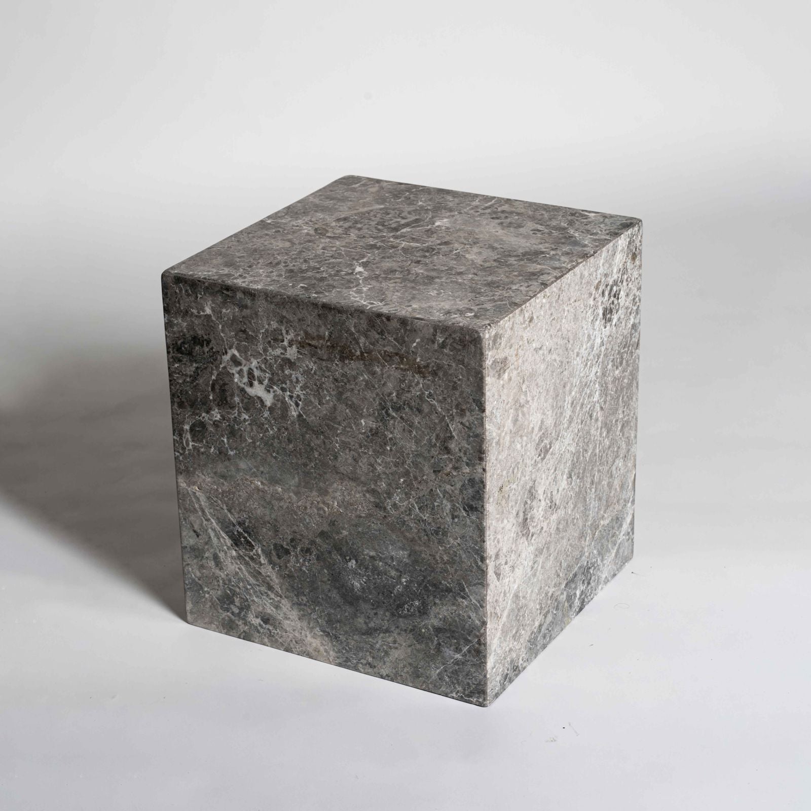 Granum Gri Mermer Küp Yan Sehpa | El Yapımı Doğal Taş Blok Sehpa | Modern ve Minimalist